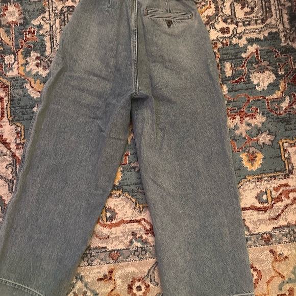 Abercrombie wide legged cargo jeans in good condition - Picture 2 of 3